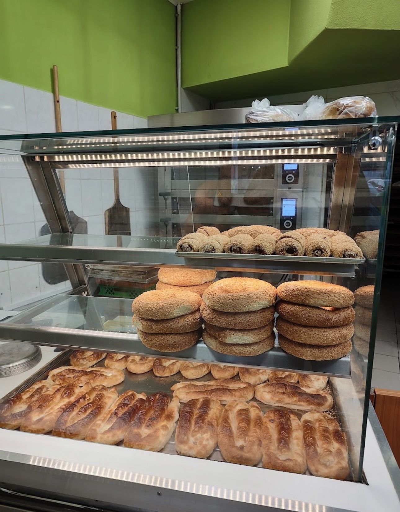 Auslage mit frischen Balkan-Backwaren und Börek-Sorten